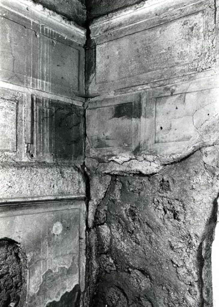 I.8.17 Pompeii. 1972. Room 15. Casa dei Quattro Stili, cubiculum, alcove, W wall in NW corner.
Photo courtesy of Anne Laidlaw.
American Academy in Rome, Photographic Archive. Laidlaw collection _P_72_13_35.