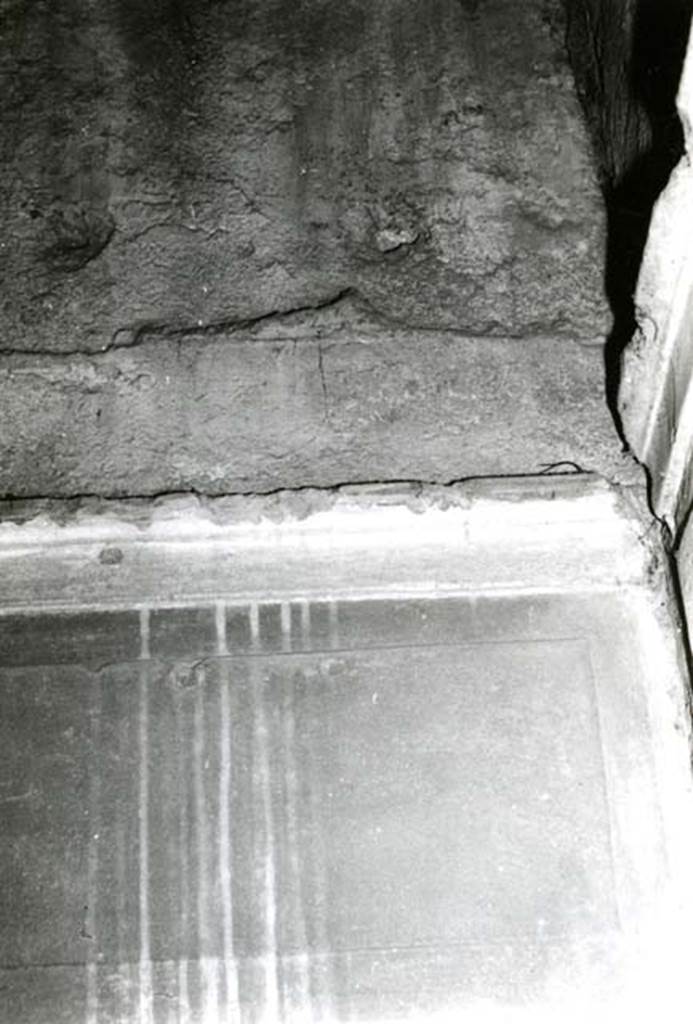 I.8.17 Pompeii. 1968. Room 15. Casa dei Quattro Stili, alcove, NW cubiculum, upper-zone moulding in NW corner. Photo courtesy of Anne Laidlaw.
American Academy in Rome, Photographic Archive. Laidlaw collection _P_68_14_36.
