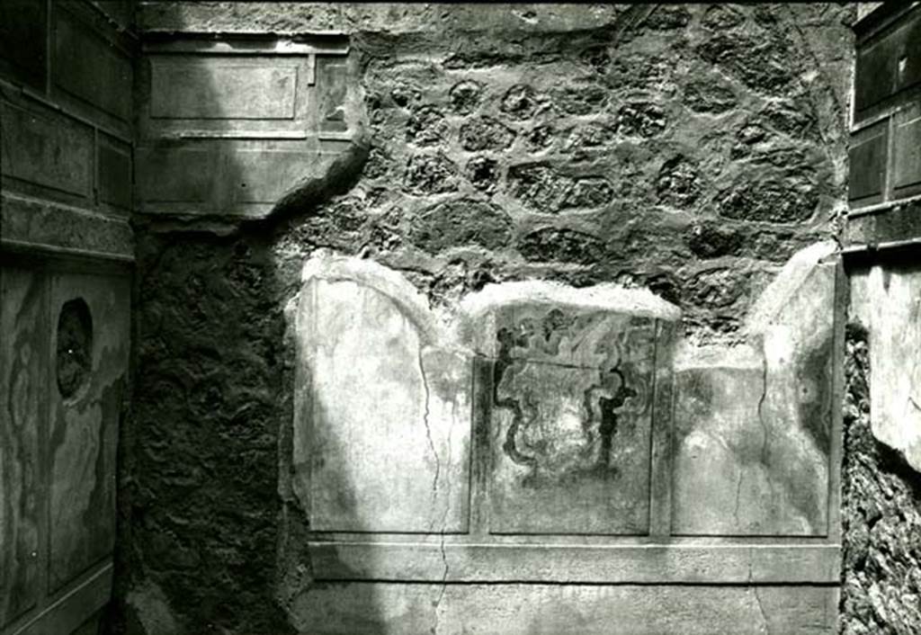 I.8.17 Pompeii. 1975. Room 15. Casa dei Quattro Stili, cubiculum left N of entrance, back N wall.
Photo courtesy of Anne Laidlaw.
American Academy in Rome, Photographic Archive. Laidlaw collection _P_75_2_5.