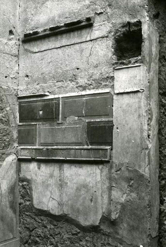 I.8.17 Pompeii. 1975. Room 15. Casa dei Quattro Stili, cubiculum left N of entrance, cubiculum alcove, right E wall. Photo courtesy of Anne Laidlaw.
American Academy in Rome, Photographic Archive. Laidlaw collection _P_75_2_7.