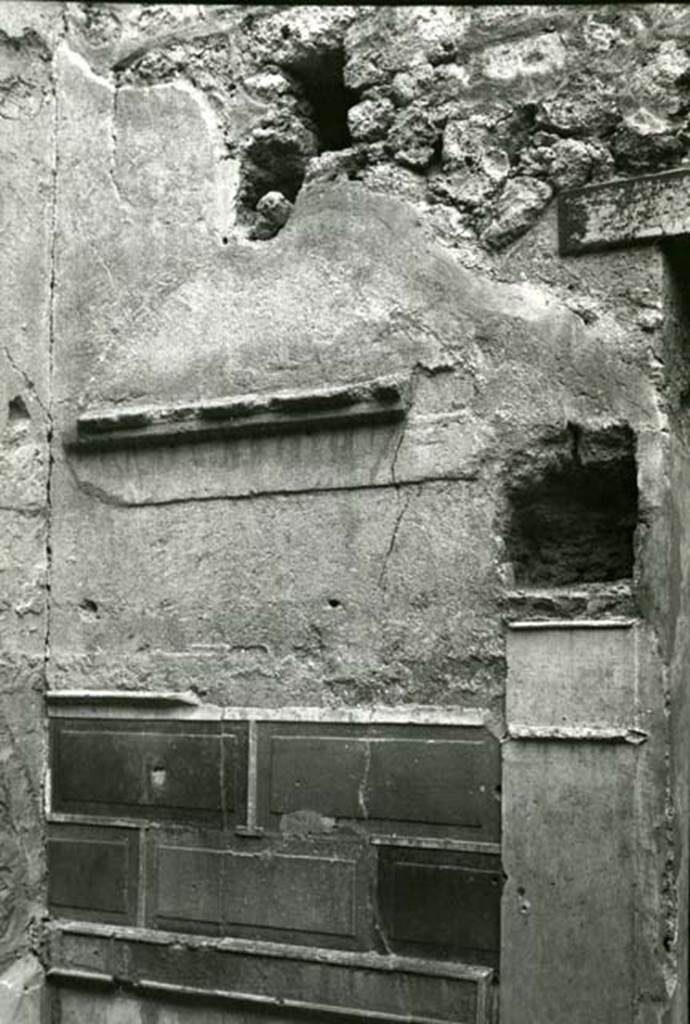 I.8.17 Pompeii. 1975. Room 15. Casa dei Quattro Stili, cubiculum left N of entrance, cubiculum alcove, right E wall. Photo courtesy of Anne Laidlaw.
American Academy in Rome, Photographic Archive. Laidlaw collection _P_75_2_8.