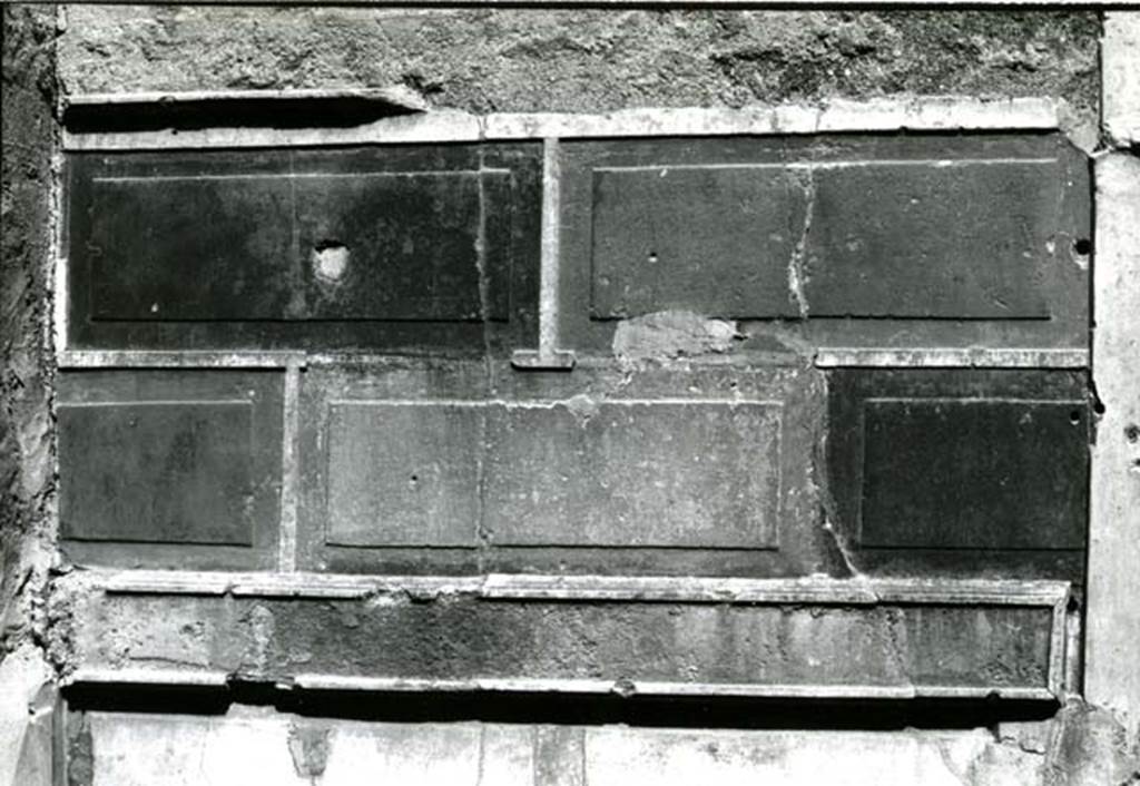 I.8.17 Pompeii. 1975. Room 15. Casa dei Quattro Stili, cubiculum left N of entrance, alcove, right E wall upper-zone. Photo courtesy of Anne Laidlaw.
American Academy in Rome, Photographic Archive. Laidlaw collection _P_75_2_10.