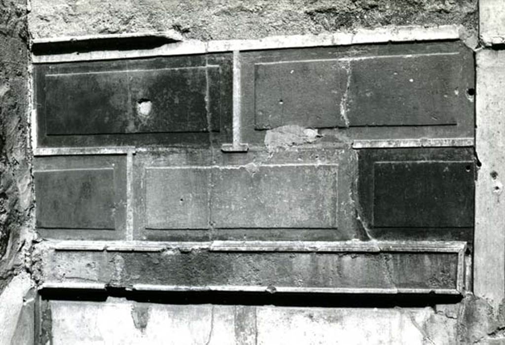 I.8.17 Pompeii. 1975. Room 15. Casa dei Quattro Stili, cubiculum N of entrance, wall upper-zone. Photo courtesy of Anne Laidlaw.
American Academy in Rome, Photographic Archive. Laidlaw collection _P_75_2_11.