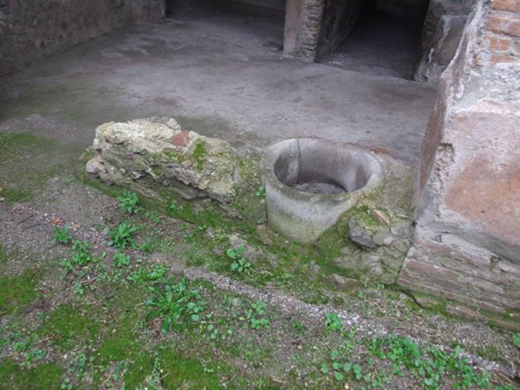 I.8.17 Pompeii. December 2007. Round vat in south-west corner of peristyle near room 16.