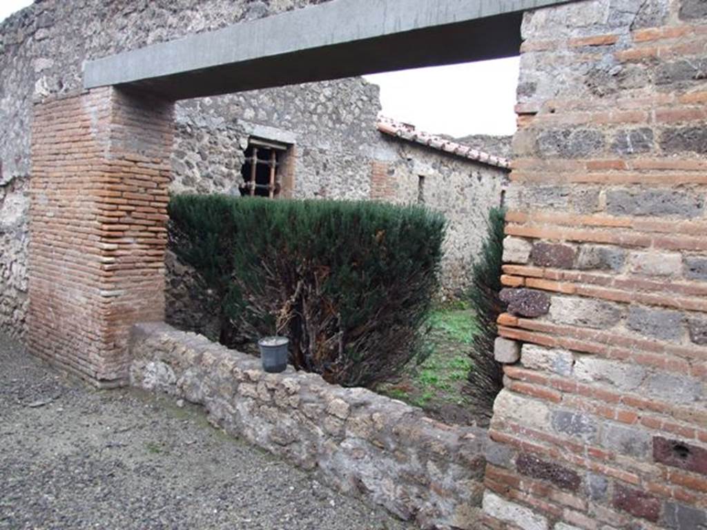 I.8.17 Pompeii. December 2007. Room 17, peristyle garden. Looking south-east from the north end of the garden, towards rooms for kitchen and latrine.