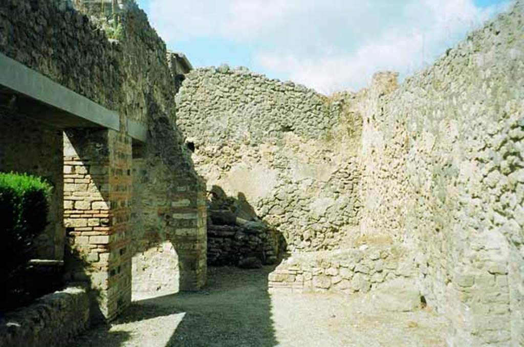I.8.17 Pompeii. June 2010. Looking west along the north side of peristyle 17 towards room 20.
Photo courtesy of Rick Bauer.