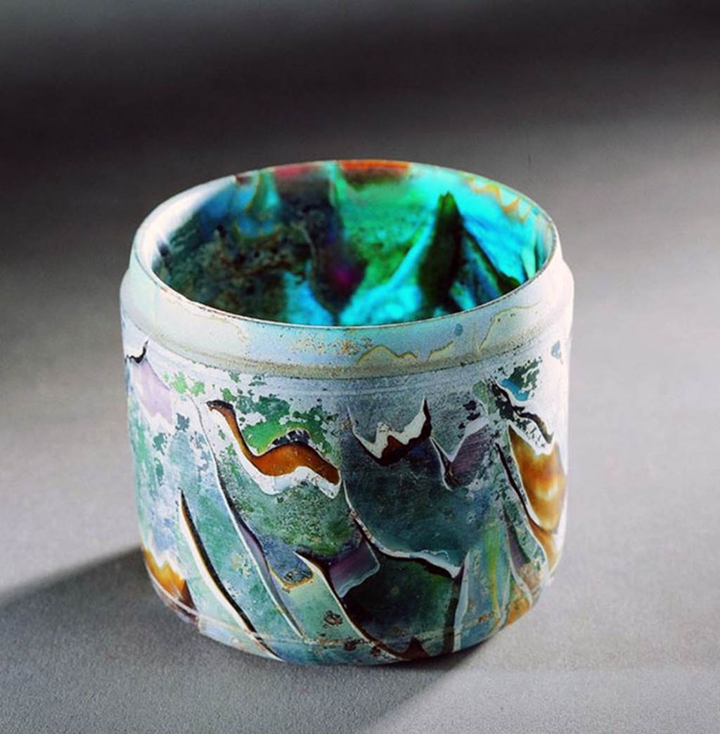 I.8.17 Pompeii. Coloured glass ointment jar found in the house. The lid is missing. Its height is 6cm.
SAP inventory number 7353.