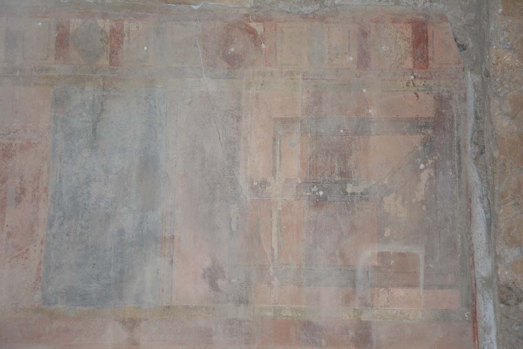 I.8.17 Pompeii. March 2019. Room 9, detail of painted decoration from upper south wall in south-west corner.
Foto Annette Haug, ERC Grant 681269 DÉCOR.