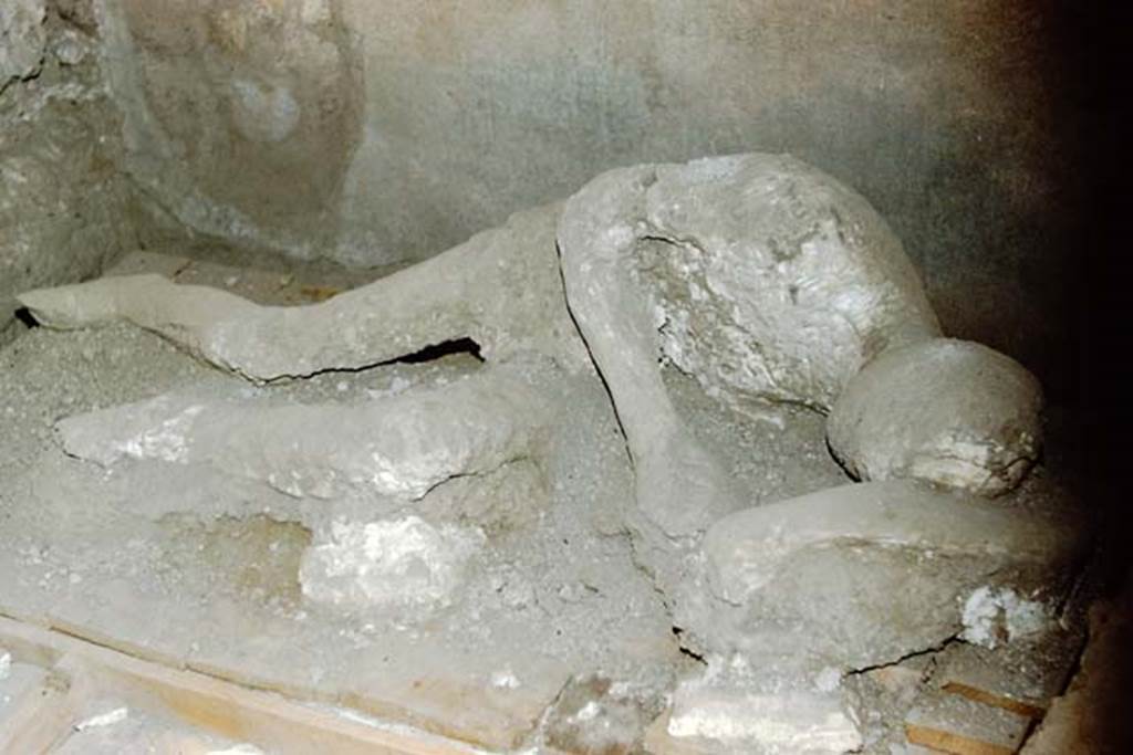 I.8.17 Pompeii. 1959. Room 10. Plaster cast of a victim. Photo by Stanley A. Jashemski.
The Jashemski record says that this photo was taken in I.8.17 in 1959, but this victim most probably did not come from this house.
Source: The Wilhelmina and Stanley A. Jashemski archive in the University of Maryland Library, Special Collections (See collection page) and made available under the Creative Commons Attribution-Non Commercial License v.4. See Licence and use details.
J59f0326