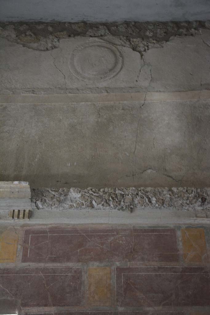 I.8.17 Pompeii. March 2019. Room 12, detail from upper west wall with stucco shield.
Foto Annette Haug, ERC Grant 681269 DÉCOR.
