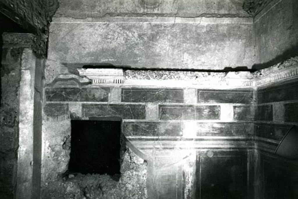 .8.17 Pompeii. 1972. Room 12. Casa dei Quattro Stili, 3rd room left of atrium, W wall. Photo courtesy of Anne Laidlaw.
American Academy in Rome, Photographic Archive. Laidlaw collection _P_72_14_22.