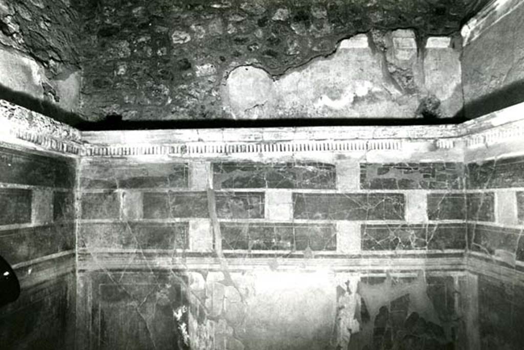 I.8.17 Pompeii. 1972. Room 12. Casa dei Quattro Stili, cubiculum N, E wall. Photo courtesy of Anne Laidlaw.
American Academy in Rome, Photographic Archive. Laidlaw collection _P_72_14_16.