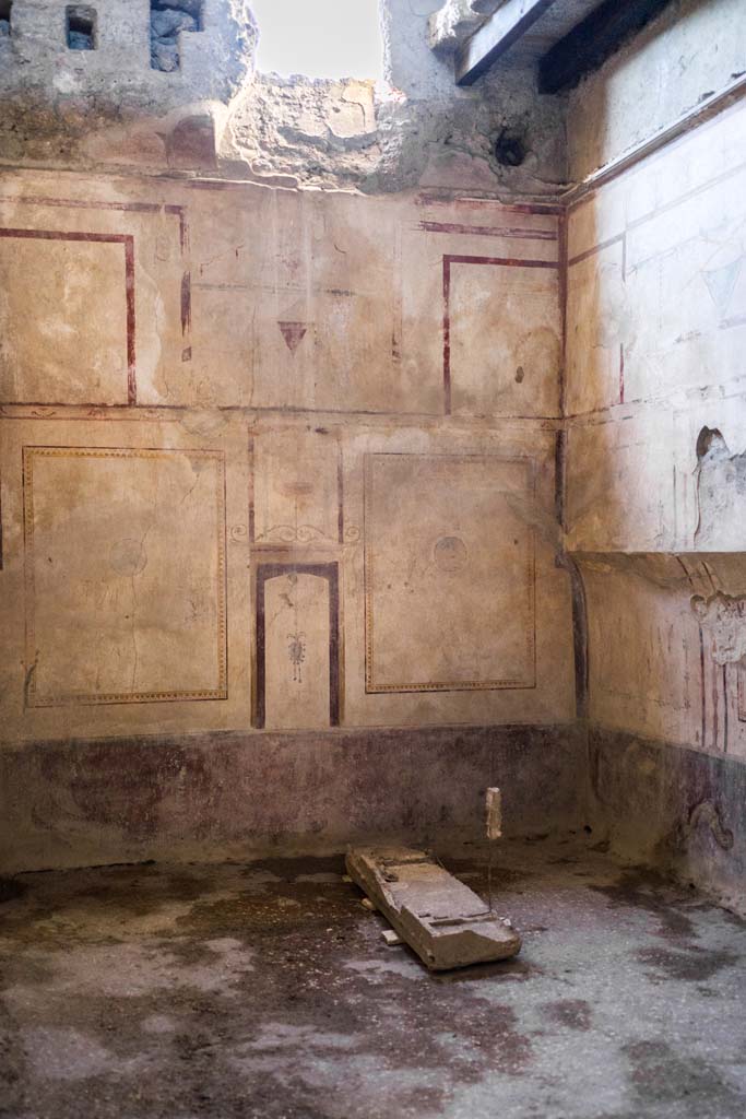 I.8.17 Pompeii. December 2021.
Room 14, looking towards west wall with window above, and north-west corner with bed recess.
Photo courtesy of Johannes Eber.
.