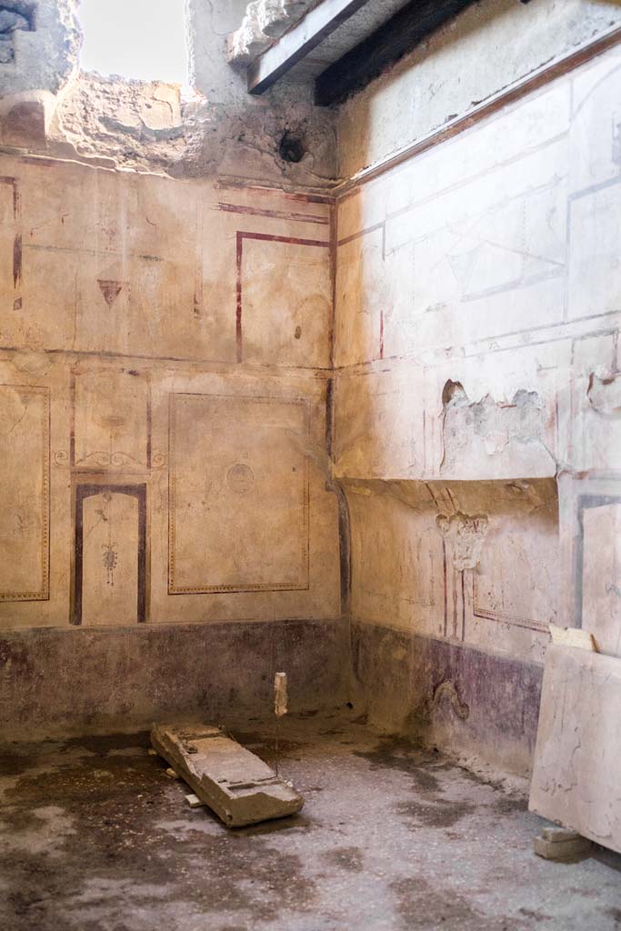 I.8.17 Pompeii. December 2021.
Room 14, looking towards north-west corner with recess in north wall. Photo courtesy of Johannes Eber.