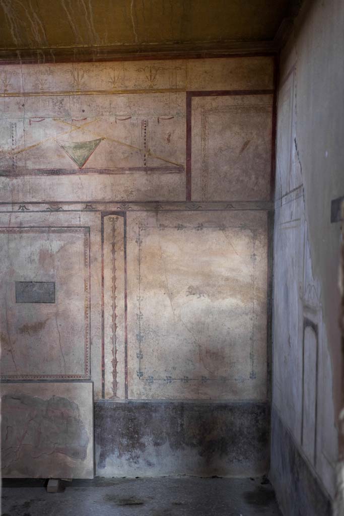 I.8.17 Pompeii. December 2021.
Room 14, looking towards north-east corner and east wall, on right. Photo courtesy of Johannes Eber.