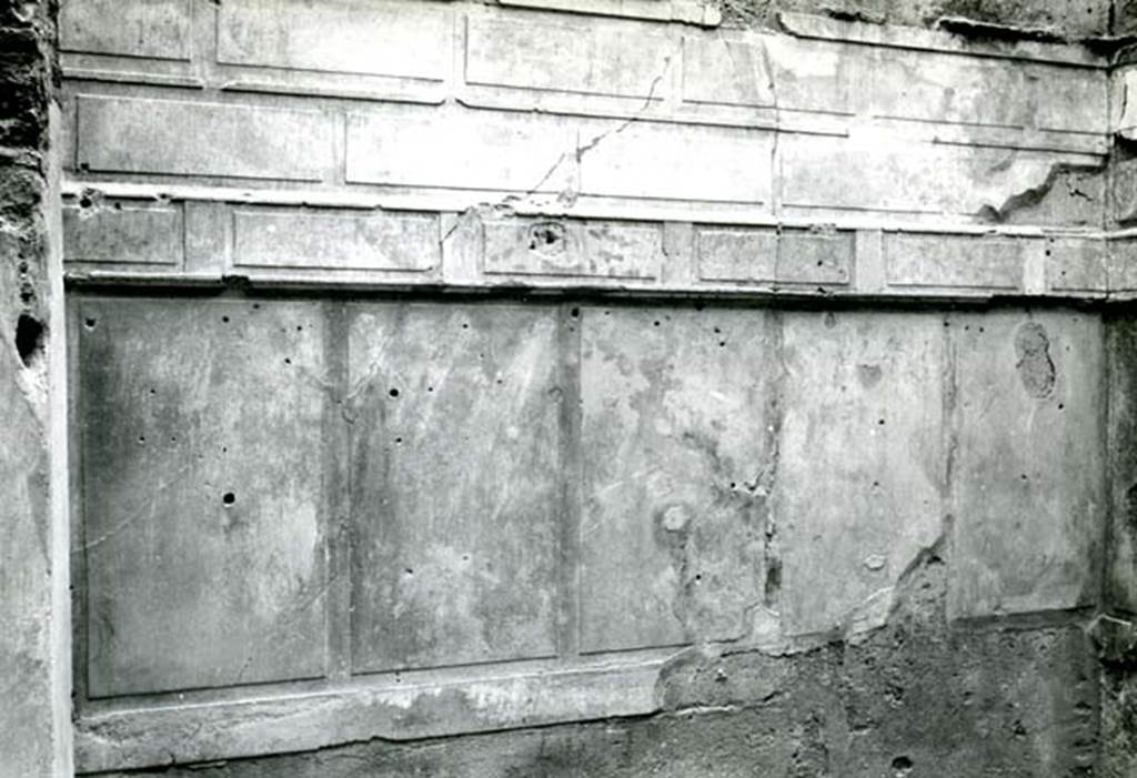 I.8.17 Pompeii. 1975. Room 15. Casa dei Quattro Stili, cubiculum NW of entrance, left S wall.
Photo courtesy of Anne Laidlaw.
American Academy in Rome, Photographic Archive. Laidlaw collection _P_75_2_1.