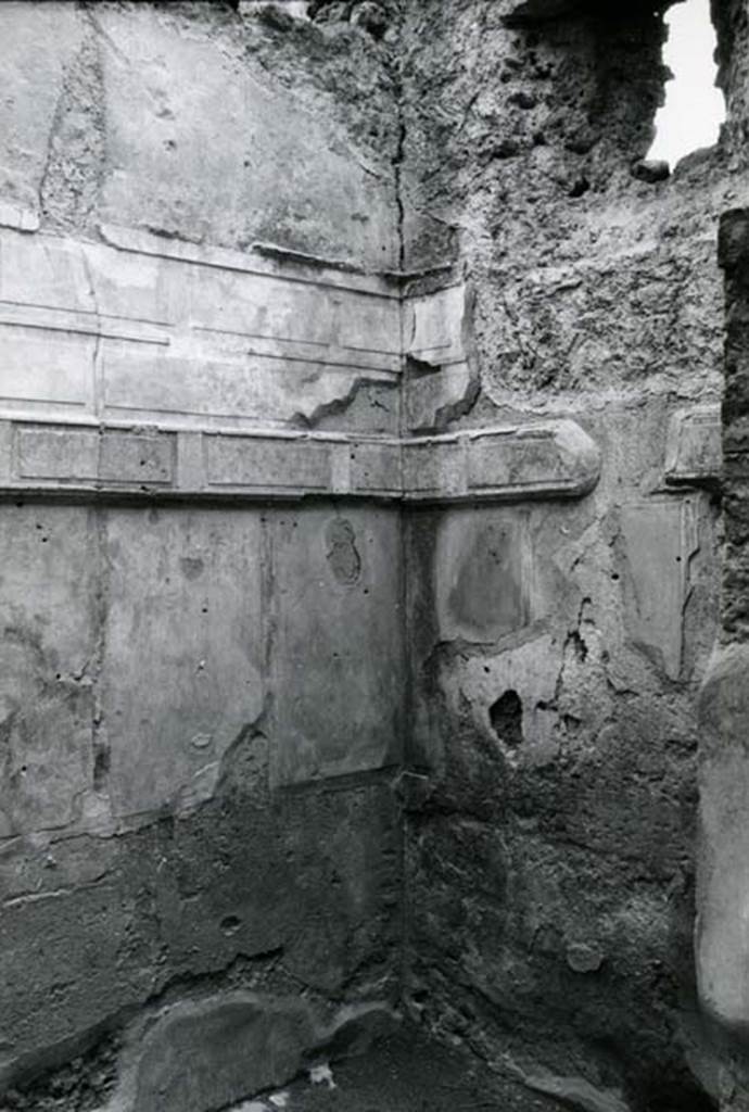 I.8.17 Pompeii. 1975. Room 15. Casa dei Quattro Stili, cubiculum left N of entrance, antechambers, SW corner. Photo courtesy of Anne Laidlaw.
American Academy in Rome, Photographic Archive. Laidlaw collection _P_75_2_4.