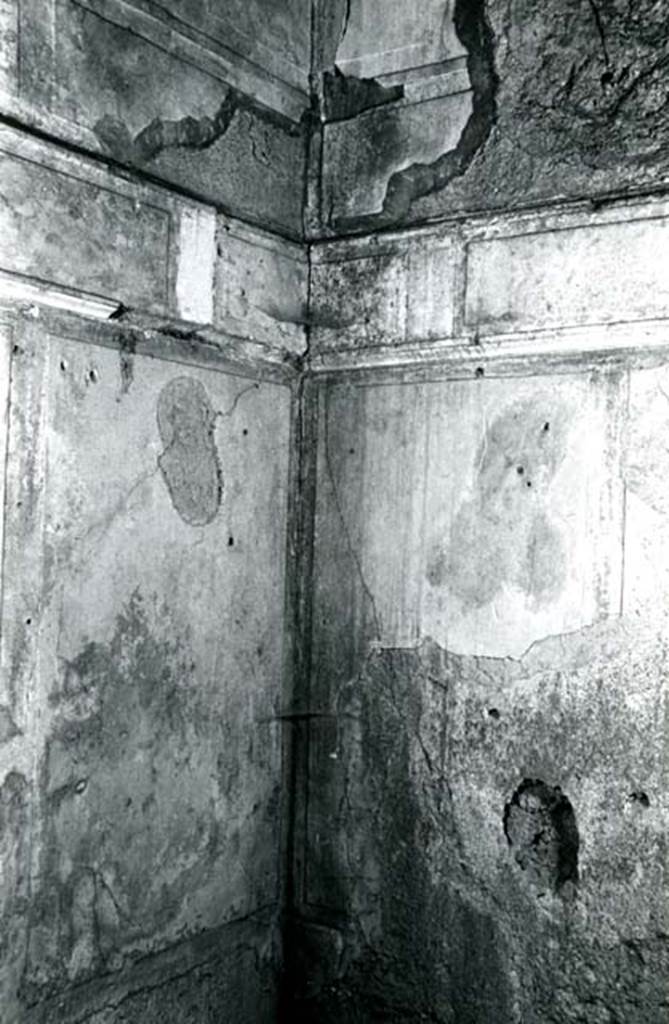 I.8.17 Pompeii. 1972. Room 15. Casa dei Quattro Stili, cubiculum left N, SW corner. Photo courtesy of Anne Laidlaw.
American Academy in Rome, Photographic Archive. Laidlaw collection _P_72_13_25.