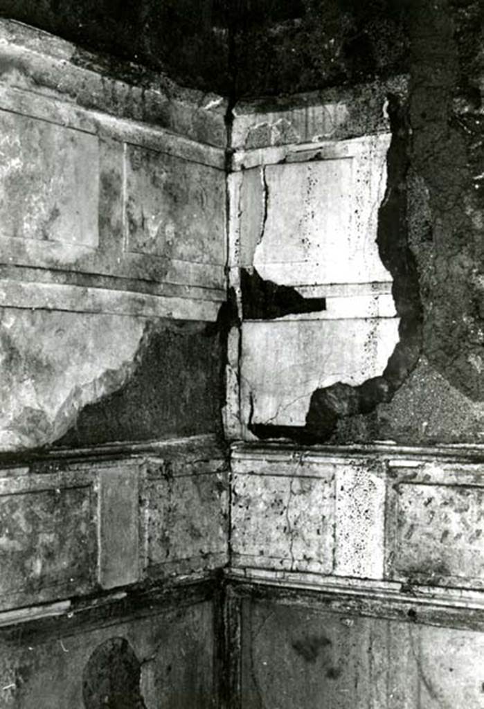 I.8.17 Pompeii. 1968. Room 15. Casa dei Quattro Stili, NW cubiculum, SW corner upper zone.
Photo courtesy of Anne Laidlaw.
American Academy in Rome, Photographic Archive. Laidlaw collection _P_68_14_35.