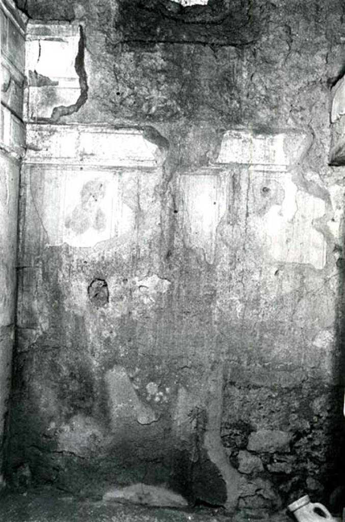 I.8.17 Pompeii. 1972. Room 15. Casa dei Quattro Stili, cubiculum left N, SW corner. Photo courtesy of Anne Laidlaw.
American Academy in Rome, Photographic Archive. Laidlaw collection _P_72_13_28.