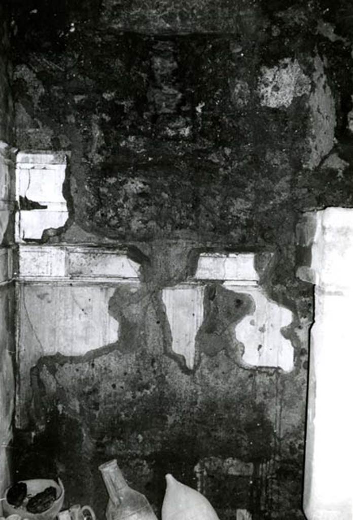 I.8.17 Pompeii. 1968. Room 15. Casa dei Quattro Stili, NW cubiculum, back W wall. Photo courtesy of Anne Laidlaw.
American Academy in Rome, Photographic Archive. Laidlaw collection _P_68_14_23.