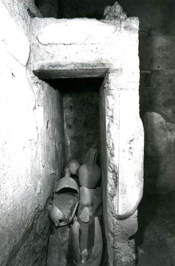 I.8.17 Pompeii. 1972. Room 15. Casa dei Quattro Stili, cubiculum N, N wall of closet. Photo courtesy of Anne Laidlaw.
American Academy in Rome, Photographic Archive. Laidlaw collection _P_72_14_10.