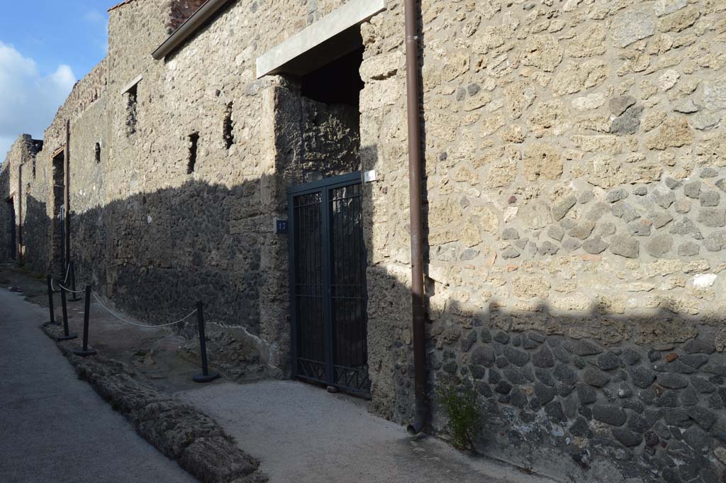 I.8.17 Pompeii. March 2019. Looking north along front façade from entrance doorway.
Foto Taylor Lauritsen, ERC Grant 681269 DÉCOR.
