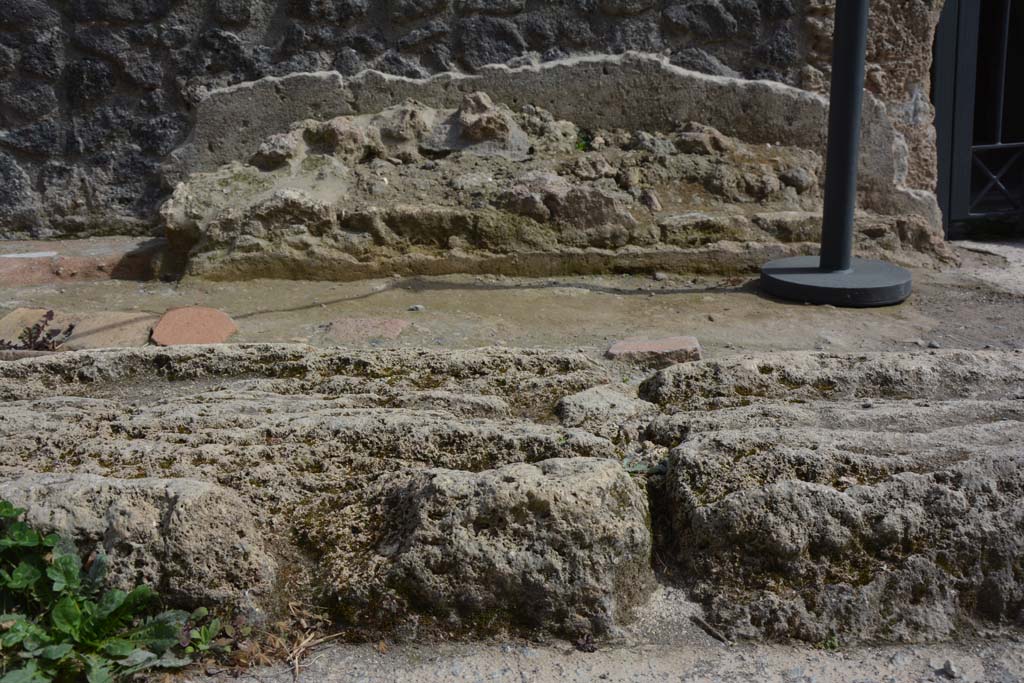 I.8.17 Pompeii. March 2019. Looking east towards bench from edge of pavement in vicolo.
Foto Annette Haug, ERC Grant 681269 DÉCOR.
