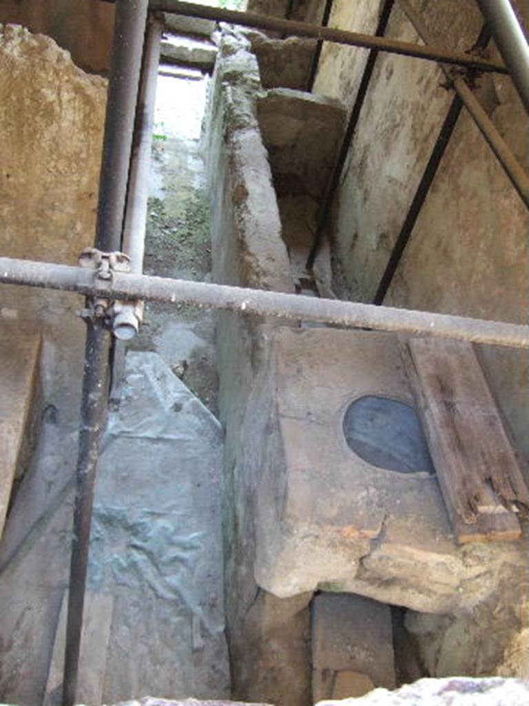 I.8.19 Pompeii. September 2005. Looking through window to lower level on south side.