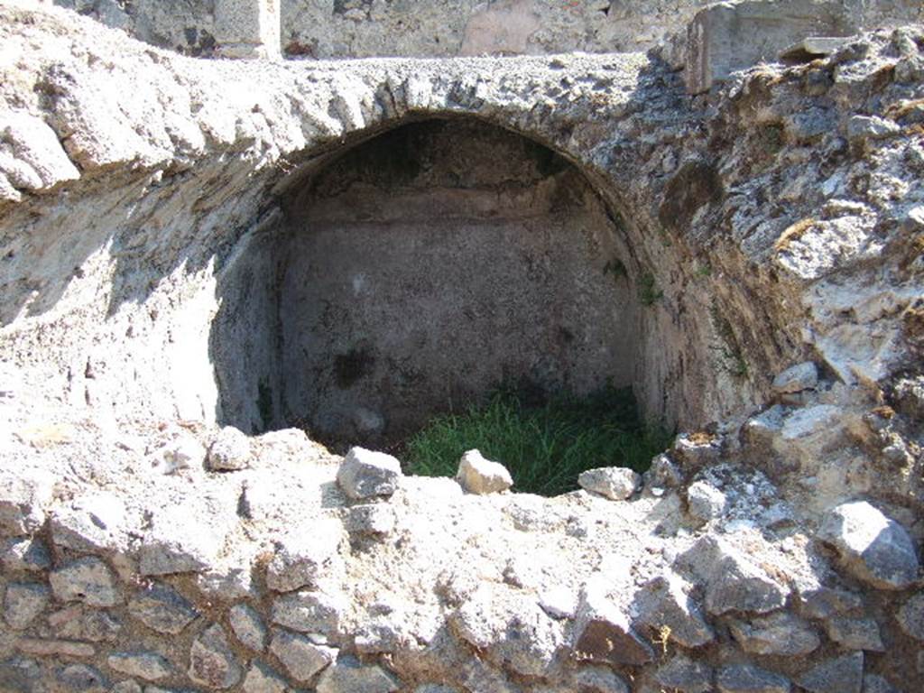I.8.19 Pompeii. September 2005. Looking east into cistern at lower level, with peristyle of I.8.2 above.