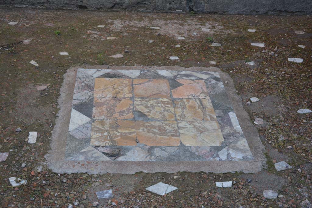 I.9.1 Pompeii. October 2019. Room 10, marble emblema in middle of floor of ala.
Foto Annette Haug, ERC Grant 681269 DÉCOR.