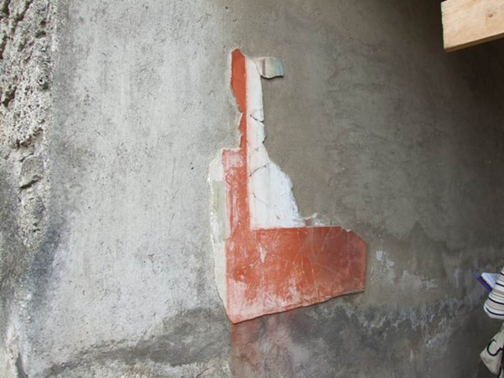 I.9.1 Pompeii. March 2009.
Room 7, lower east wall of tablinum at north end, showing the remains of a red panel within which was a small architectural area.