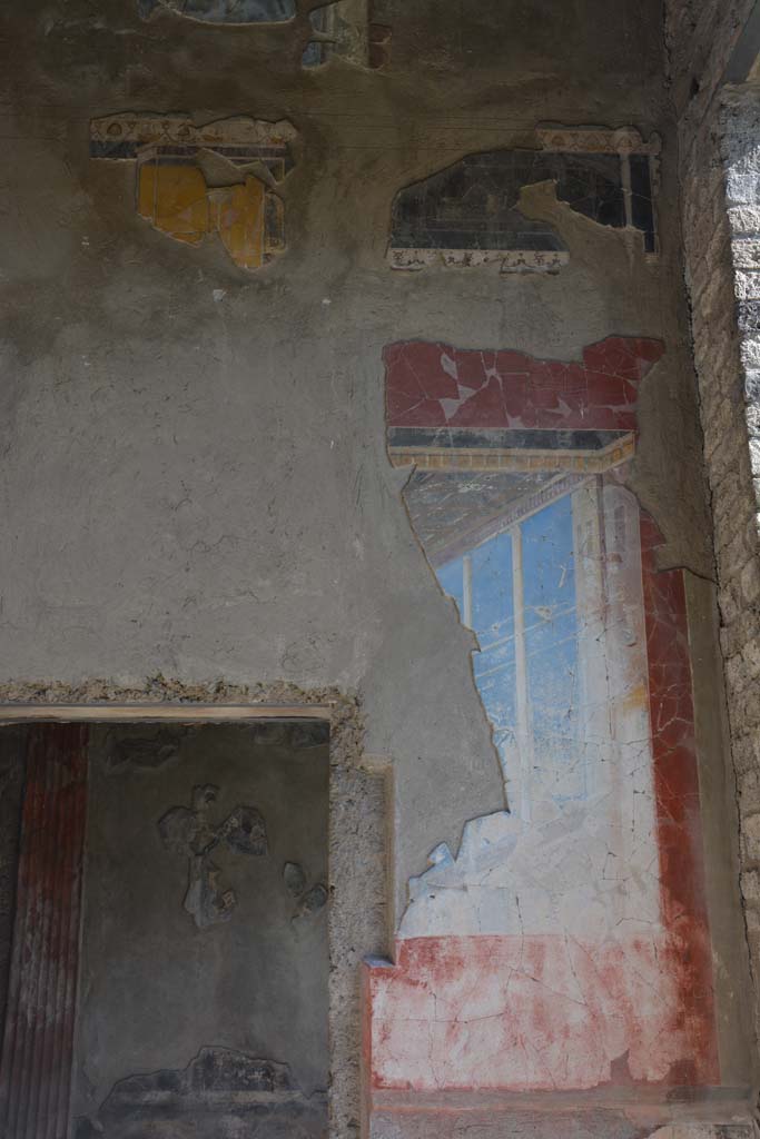 I.9.1 Pompeii. October 2019.
Room 7, south end of east wall of tablinum, with doorway into triclinium.
Foto Annette Haug, ERC Grant 681269 DÉCOR.