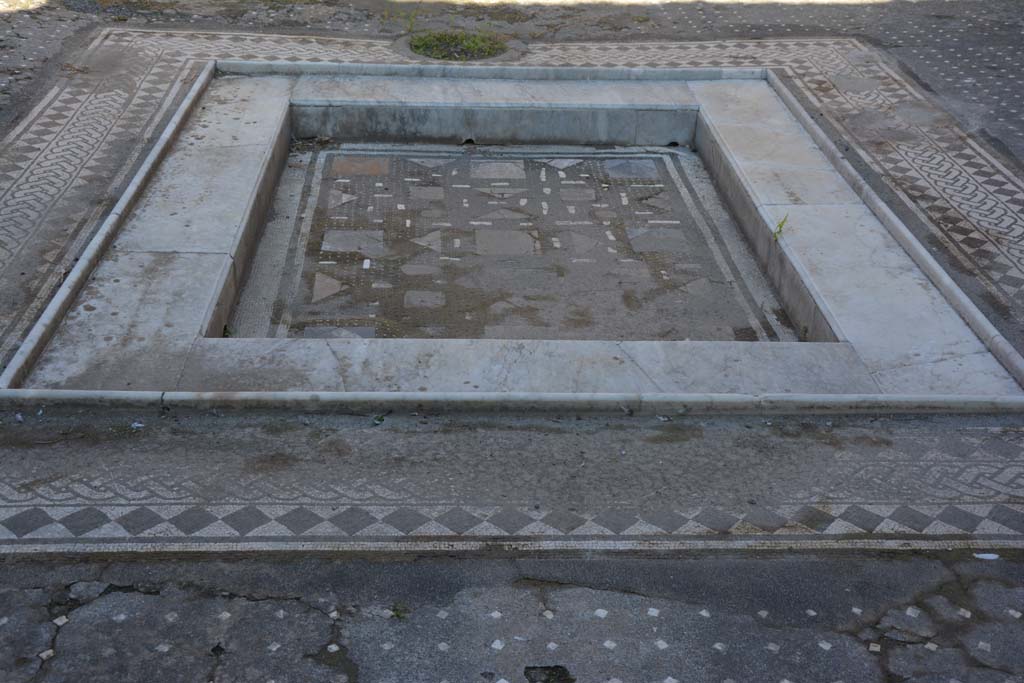 I.9.1 Pompeii. October 2019. Room 2, looking north across impluvium in atrium towards cistern-mouth at north end.
Foto Annette Haug, ERC Grant 681269 D�COR.
