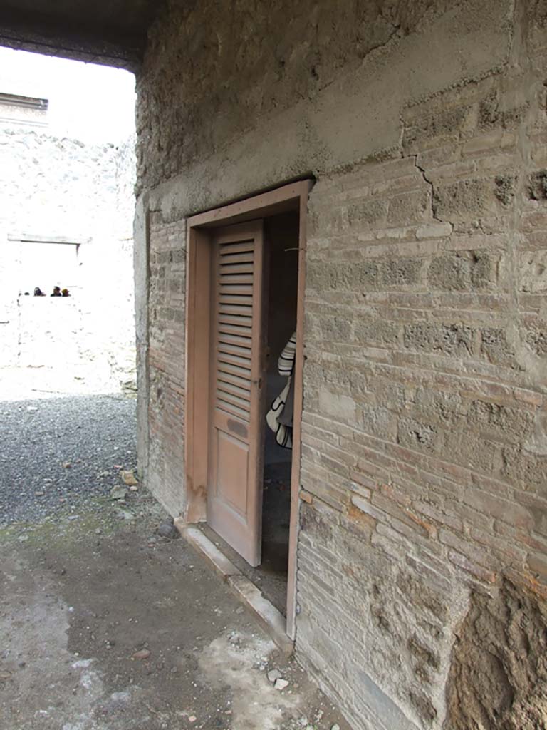 I.9.3 Pompeii. March 2009. Doorway to room 10, on east side of tablinum.
