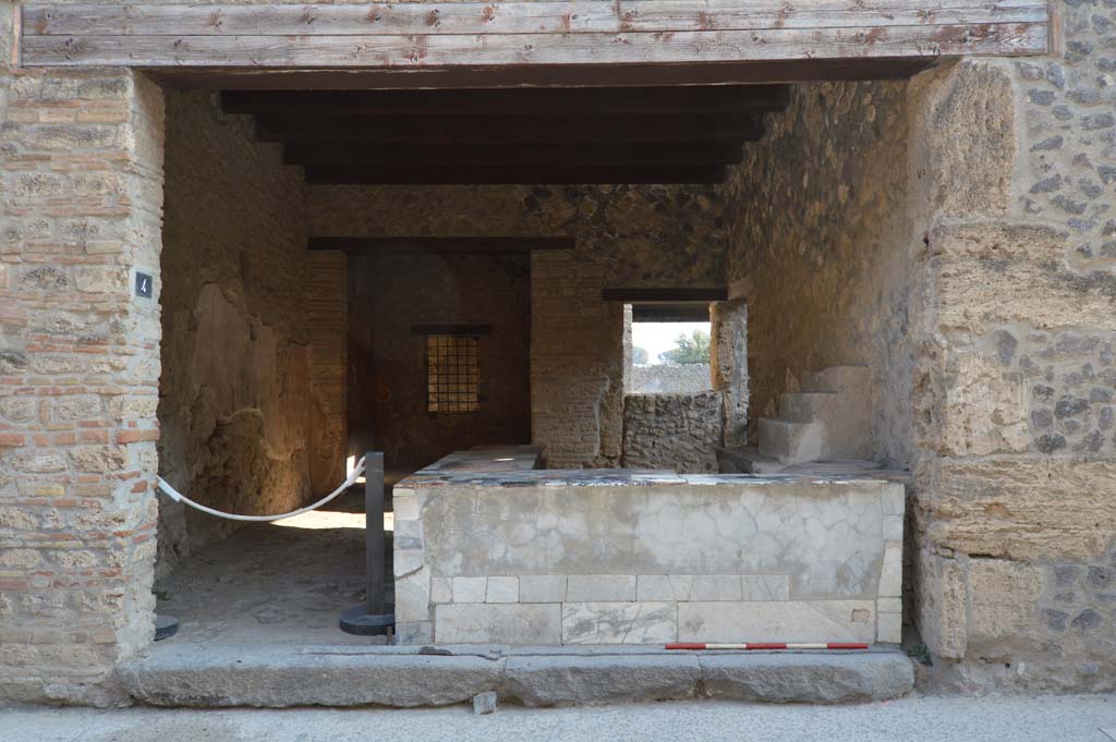 I.9.4 Pompeii. October 2017. Looking south to entrance doorway.
Foto Taylor Lauritsen, ERC Grant 681269 DÉCOR.