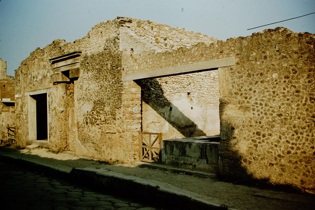 I.9.4 Pompeii (and I.9.5 and 6 on left). 1957.
Looking along south side of Via dell’Abbondanza, from west. Photo by Stanley A. Jashemski.
Source: The Wilhelmina and Stanley A. Jashemski archive in the University of Maryland Library, Special Collections (See collection page) and made available under the Creative Commons Attribution-Non-Commercial License v.4. See Licence and use details.
J57f0257