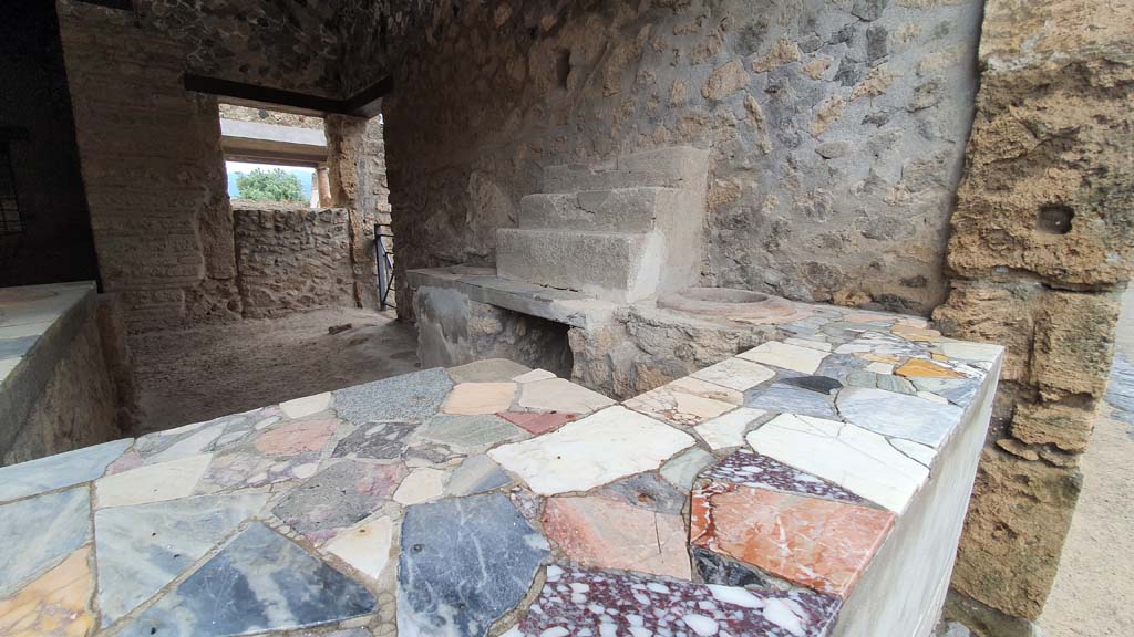 I.9.4 Pompeii. July 2021. Looking south across marble topped counter towards south-west corner of bar-room.
Foto Annette Haug, ERC Grant 681269 DÉCOR.