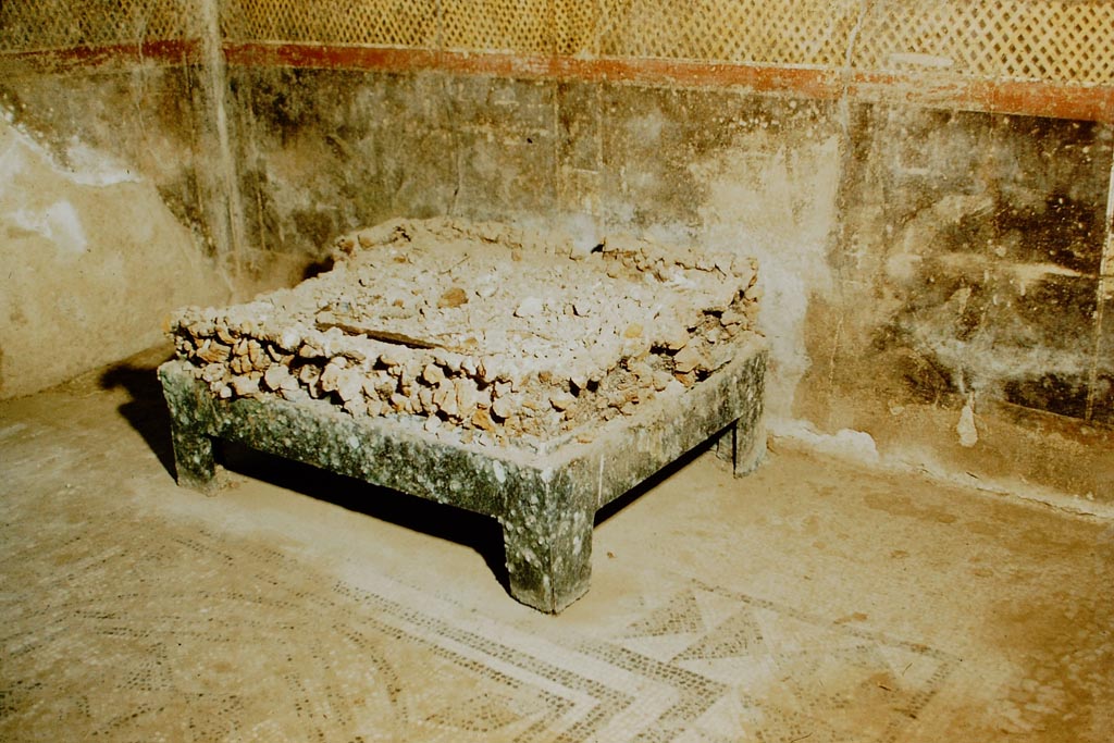 I.9.5 Pompeii. 1957. Room 5, brazier on mosaic floor of cubiculum. Photo by Stanley A. Jashemski.
Source: The Wilhelmina and Stanley A. Jashemski archive in the University of Maryland Library, Special Collections (See collection page) and made available under the Creative Commons Attribution-Non-Commercial License v.4. See Licence and use details.
J57f0213