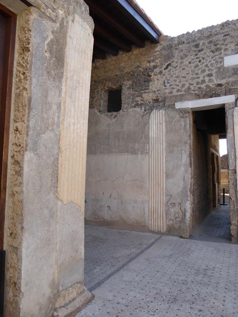 I.9.5 Pompeii. September 2017.
Room 6, looking south along east side of atrium towards ala, in centre, and corridor 7, on right.
Foto Annette Haug, ERC Grant 681269 DÉCOR.
