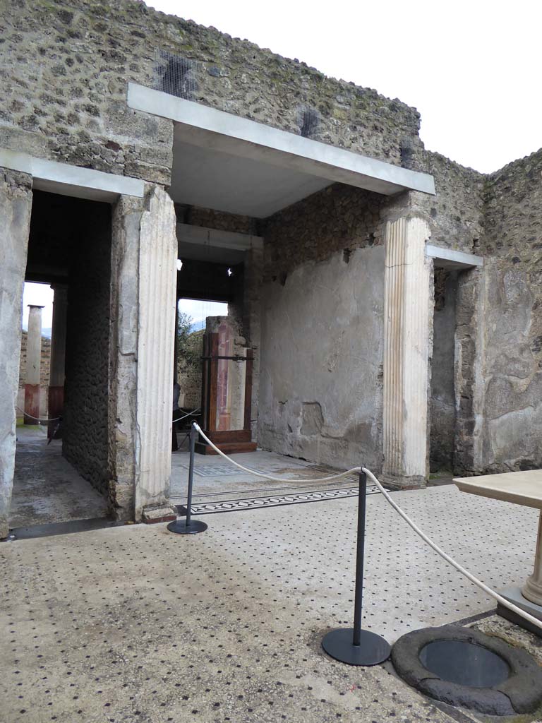 I.9.5 Pompeii. January 2017.
Looking south-west across atrium towards corridor 7, tablinum 8, and room 9.
Foto Annette Haug, ERC Grant 681269 DÉCOR.
