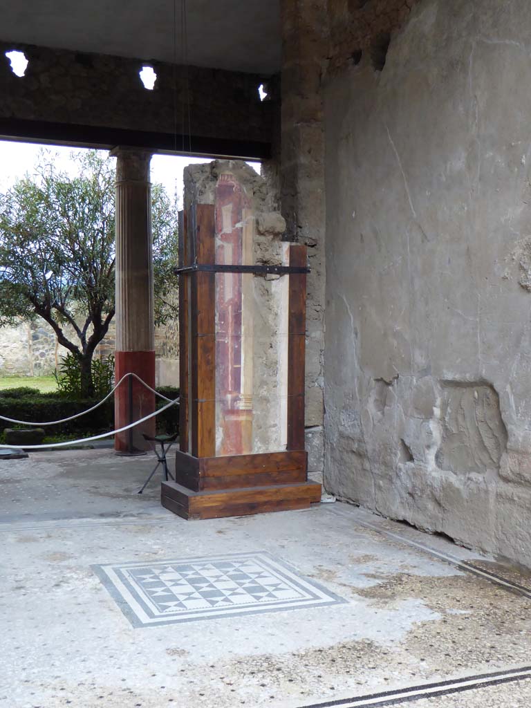 I.9.5 Pompeii. January 2017.
Room 8, looking south-west across tablinum, with fragment of upper wall, in glass case.
Foto Annette Haug, ERC Grant 681269 DÉCOR.