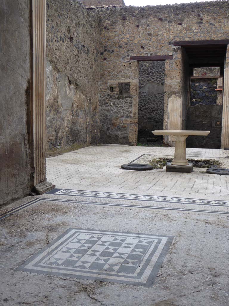 I.9.5 Pompeii. January 2017.
Looking north from tablinum across impluvium in atrium towards entrance doorway.
Foto Annette Haug, ERC Grant 681269 DÉCOR.