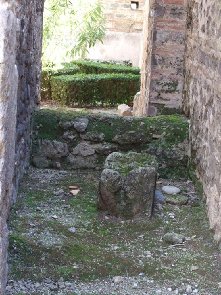 I.9.5 Pompeii. March 2009. Room 9. Room with steps to upper floor. Looking south.