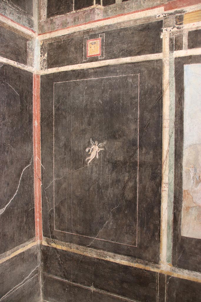 I.9.5 Pompeii. October 2024.
Room 10, panel in south-east corner on south wall of triclinium. Photo courtesy of Klaus Heese