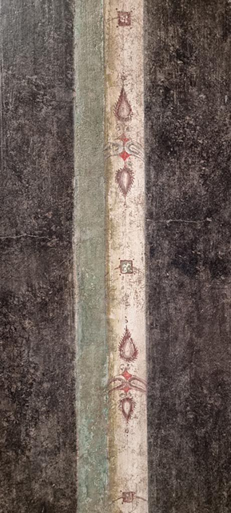 I.9.5 Pompeii. December 2023.
Room 10, detail of painted decoration from east wall of triclinium. Photo courtesy of Miriam Colomer.