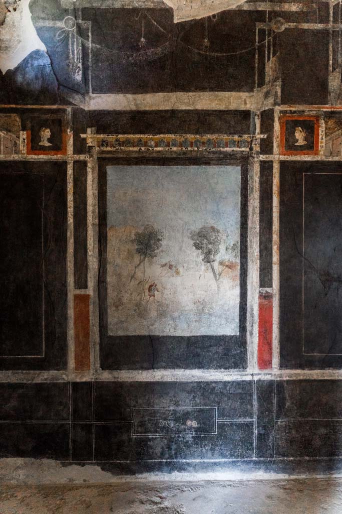 I.9.5 Pompeii. April 2022.
Room 10, north wall of triclinium. Painting of the War under Troy or Seven against Thebes.
Photo courtesy of Johannes Eber.