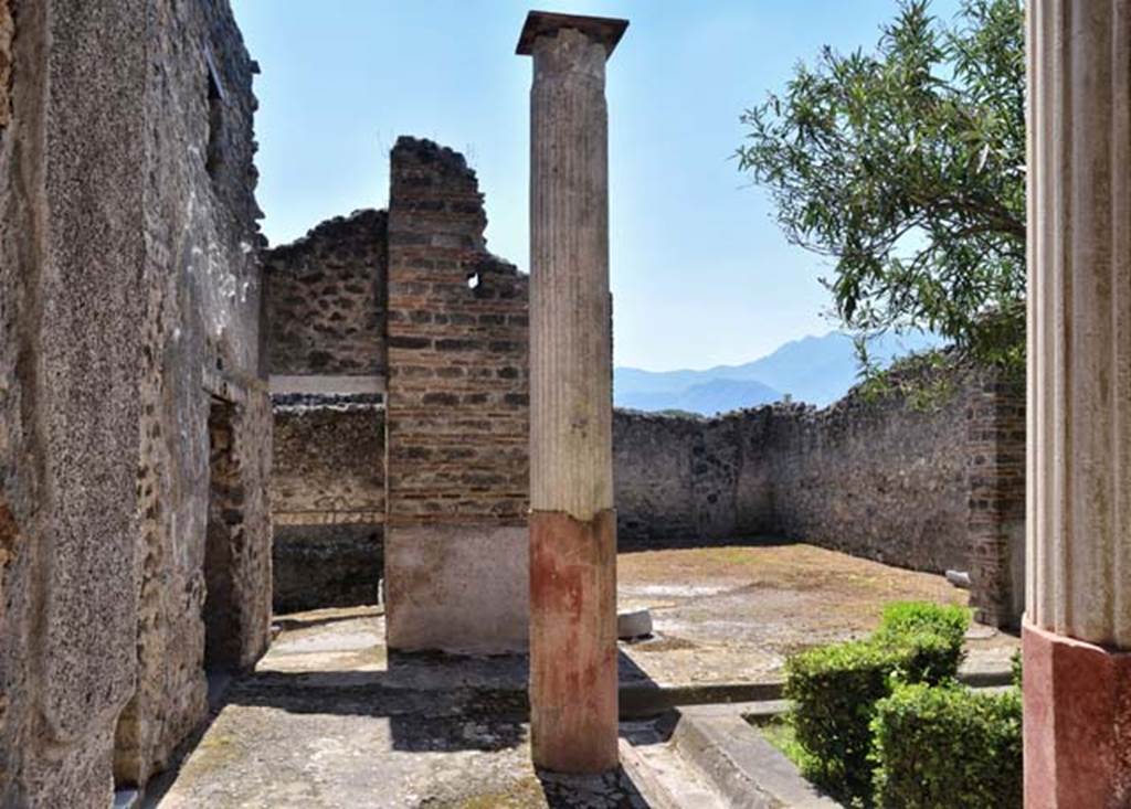 I.9.5 Pompeii. April 2018. Room 12, looking south across east side of portico area, to doorway to room 15, and large triclinium, room 17 (on right). Photo courtesy of Ian Lycett-King. Use is subject to Creative Commons Attribution-NonCommercial License v.4 International.