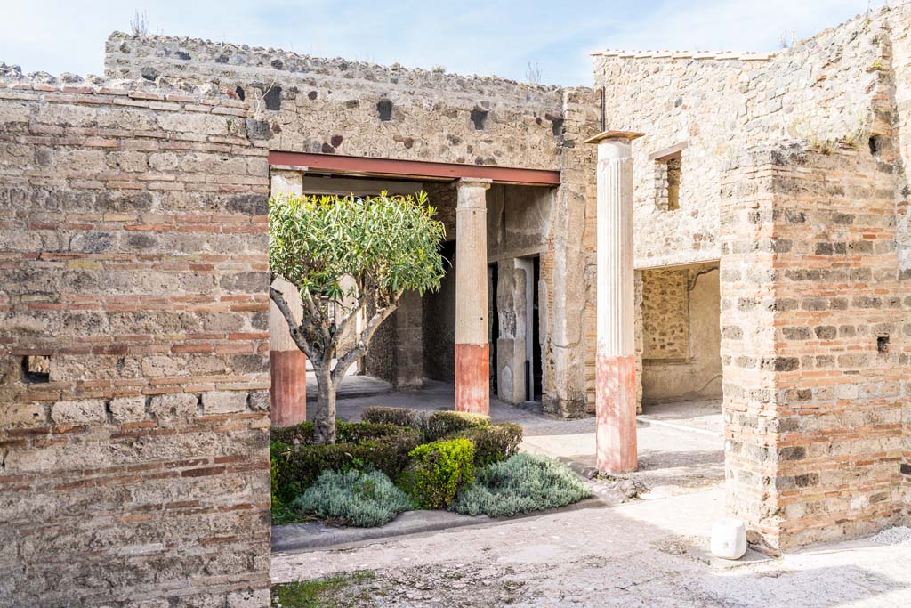 I.9.5 Pompeii. April 2022.
Room 17, looking north-east through doorway of triclinium towards portico. Photo courtesy of Johannes Eber.