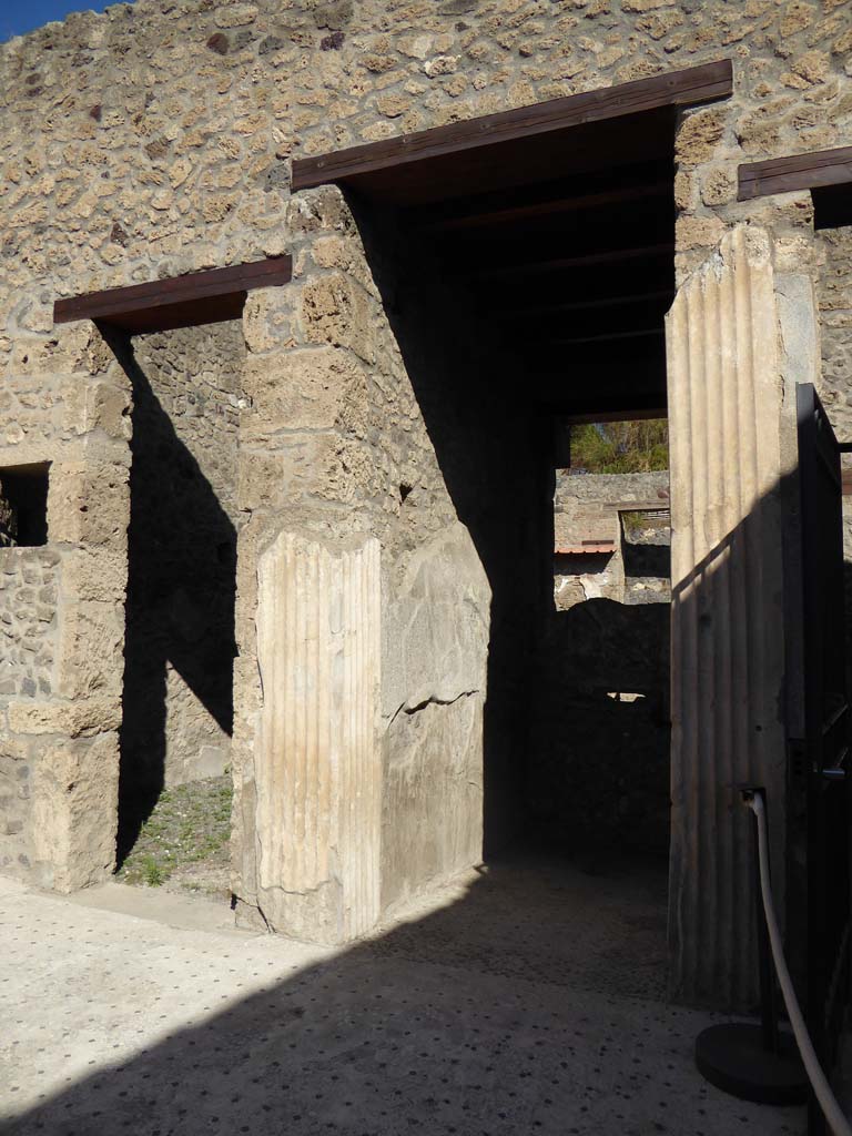 I.9.5 Pompeii. September 2017. 
Looking north-west across atrium 3 towards doorway to room 2, on left, next to entrance corridor, on right.
Foto Annette Haug, ERC Grant 681269 DÉCOR.

